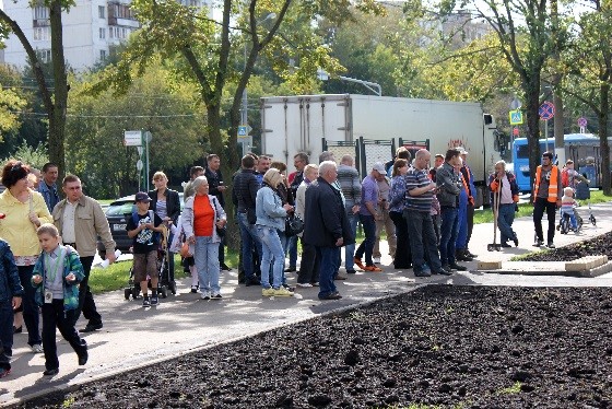 Местные жители наблюдают за посадками